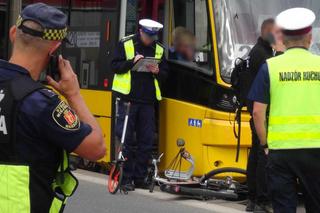Dramat na Starym Mieście. Rowerzysta wjechał wprost pod nadjeżdżający tramwaj!