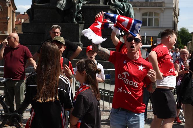 Szalona radość na Rynku Głównym. Kibice Wisły Kraków świętowali zdobycie piątego Pucharu Polski