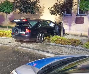 Gaszowice: Audi przeleciało przez rondo i wbiło się w ścianę budynku. Kobieta była pijana