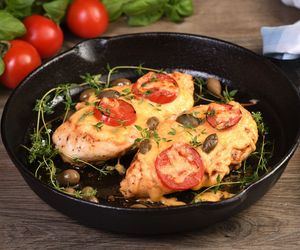 Pierś kurczaka à la pizza - efektowny pomysł na kotlety drobiowe