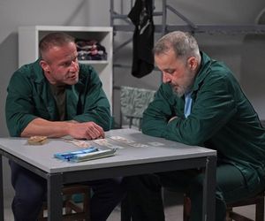 Pierwsza miłość: Bartek, pod naciskiem towarzysza z celi, wchodzi z nim w układ. Z tej drogi już nie ma odwrotu...