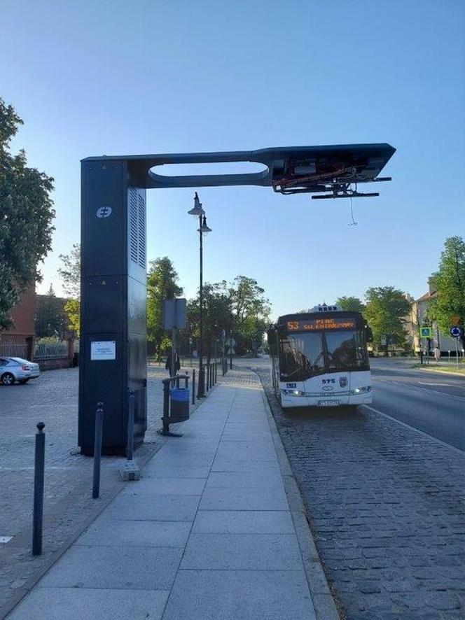 Ładowarki dla autobusów MZK na placu św. Katarzyny w Toruniu