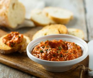 Jak wykorzystać suszone pomidory? Ekspresowy przepis na pyszną pastę kanapkową 