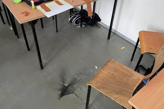 Wybuch w szkole! Telefon eksplodował w plecaku ucznia.