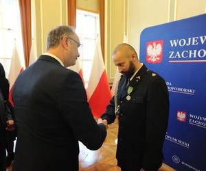 Z narażeniem życia ratował tonącą dziewczynkę. Strażak-ochotnik odznaczony medalem