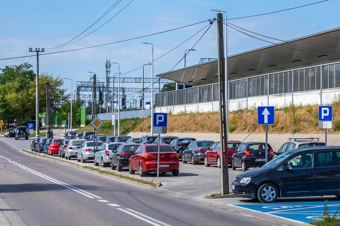 Nowy parking przy stacji kolejowej w Zielonce