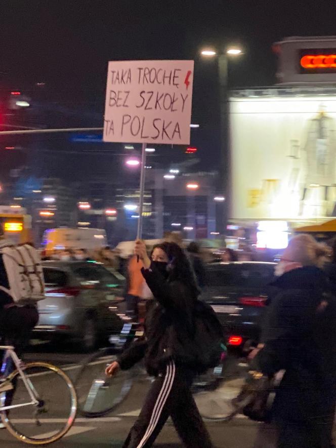 Rondo de Gaulla w Warszawie: Trwa Ogólnopolski Strajk Kobiet