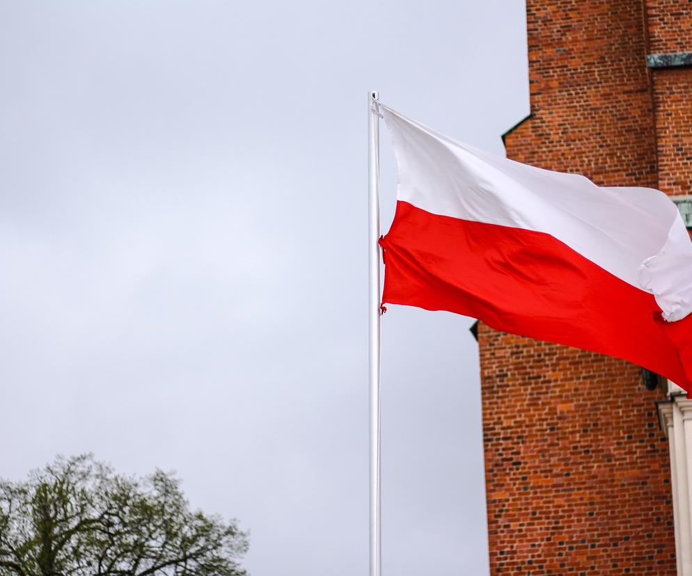 Zerwał flagę Polski! 23-latek miał absurdalny powód
