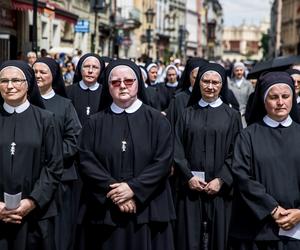 Procesja Bożego Ciała w Krakowie. Tłumy na ulicach miasta 