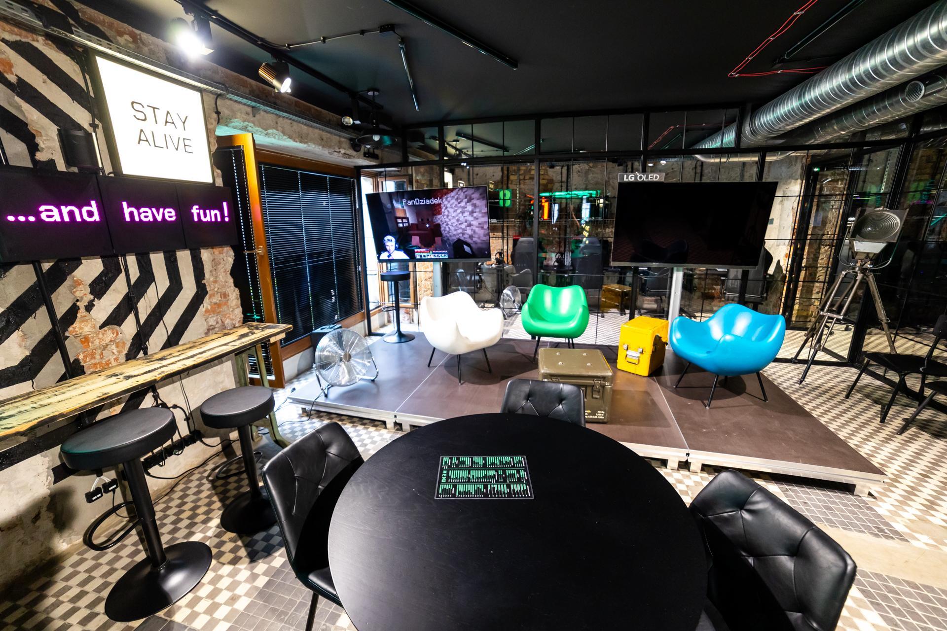 Pub H.4.0.S. Warszawa – widok na podium