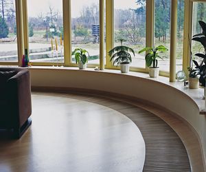 Grzejniki kanałowe - idealne rozwiązanie do jasnych przestronnych wnętrz z dużymi przeszkleniami