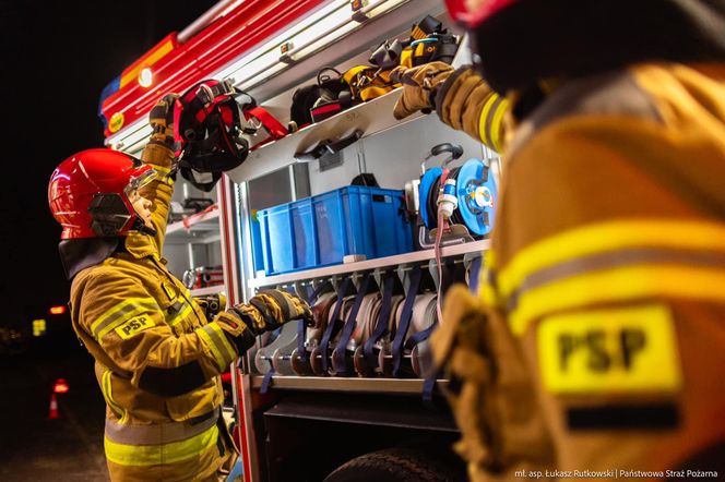 Samochód spadł z wiaduktu prosto na tory! Chwilę później uderzył w niego pociąg