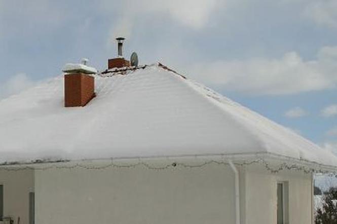 Za odśnieżanie dachu i usuwanie sopli odpowiadają właściciele i zarządcy budynku
