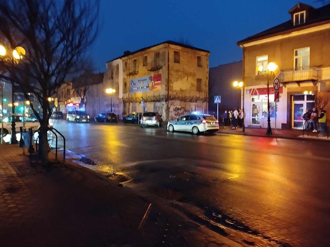 Do kolizji i potrącenia pieszego doszło w centrum Siedlec. Służby długo pracowały na miejscu zdarzenia.