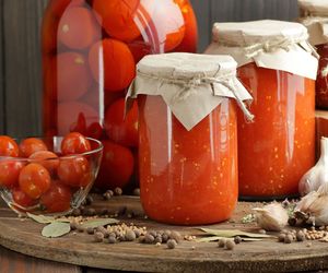 Co zrobić z dużą ilością pomidorów? 13 pomysłów na przetwory z pomidorów nie tylko na zimę