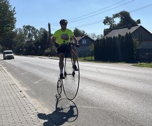 Strażak jedzie bicyklem dookoła Polski. Wszystko dla chorej córeczki