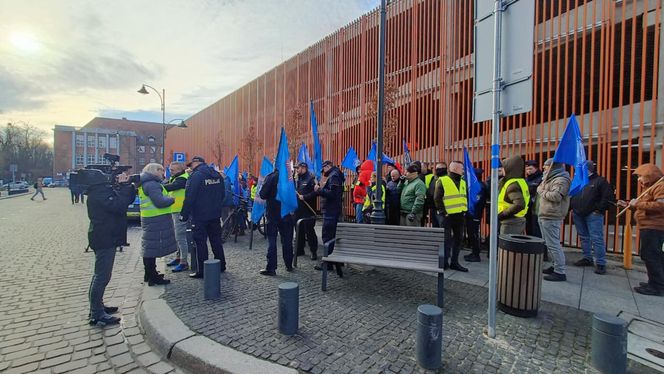 Protest służb mundurowych w Gdańsku! Na miejscu kilkuset funkcjonariuszy z Pomorza 