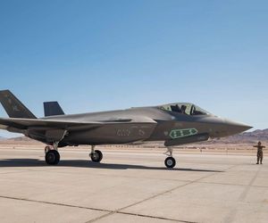 F-35A z bombą B61-12