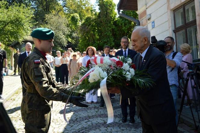 Przed kamienicą przy ul. Matejki odsłonięto tablicę upamiętniającą trzech wybitnych przemyślan