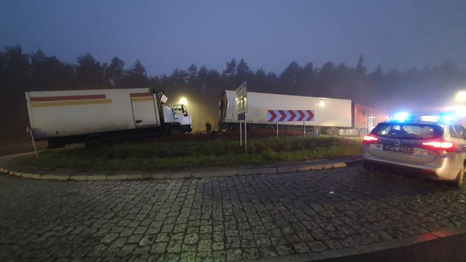 MASAKRA na rondzie w Toruniu. W zderzeniu dwóch ciężarówek ZGINĄŁ kierowca TIR-a