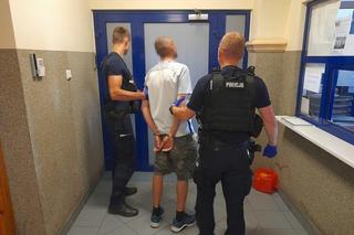 Dantejskie sceny w Łebie.  Mężczyzna pomalował sprayem radiowóz i groził policjantom 