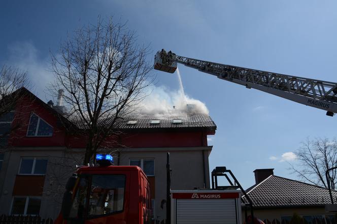 Pożar dachu na szkole w Cedzynie