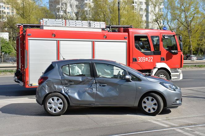 Samochód zderzył się z tramwajem na Puławskiej