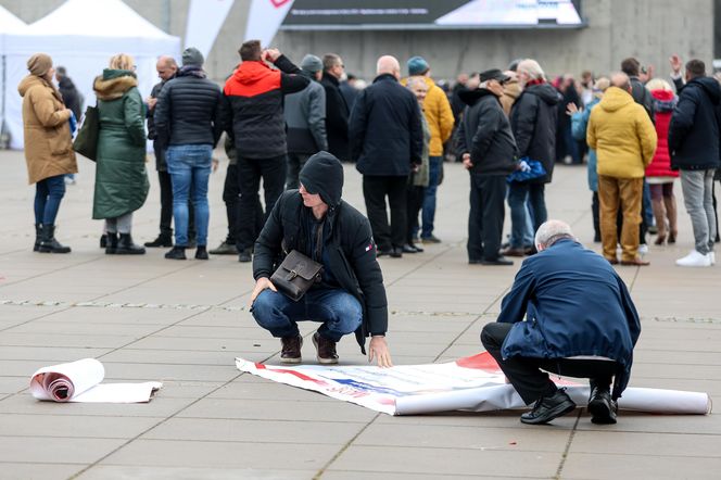 Konwencja KO w Gliwicach. Tusk, Trzaskowski, Protest związkowców i sprzedaż flag Polski i UE