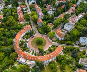 Warszawski Plac Słoneczny powstał jako zegar - godzinę miało pokazywać drzewo po środku. Zobacz zdjęcia małego osiedla