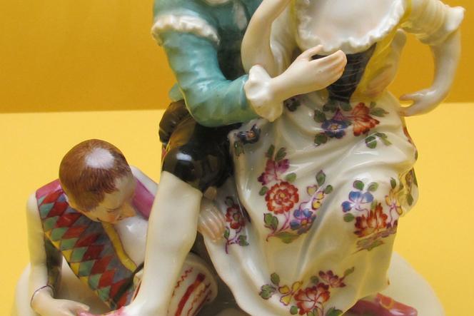 Dwoje kochanków z arlekinem u ich stóp – wczesna (1755-1760) figurka porcelanowa z Furstenberga. Modelował Simon Feilner.