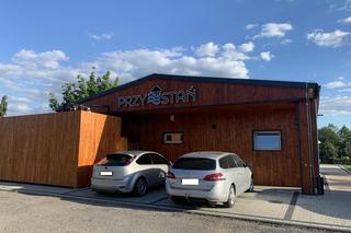 Restauracja Przystań znajduje się w Czarnowie tuż za wyjazdem z Bydgoszczy od strony Starego Fordonu