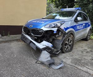 Zniszczone radiowozy po pościgu Wierzbna