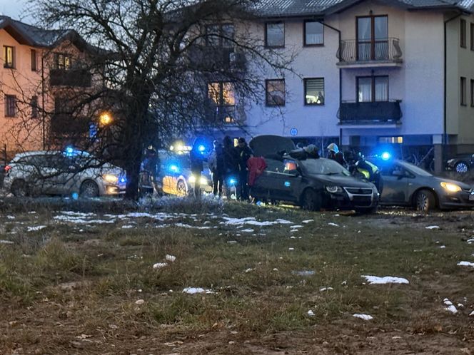 Policyjny pościg ulicami Warszawy! Kierowca zwiał aż do Marek i utknął w błocie