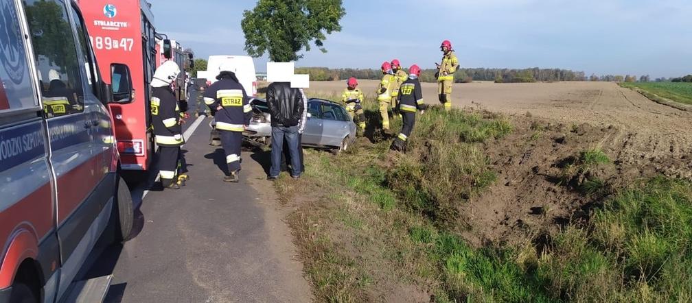 Wypadek na drodze wojewódzkiej pod Lesznem. Jedna osoba trafiła do szpitala