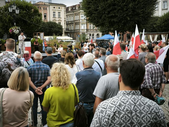 Manifestacja pod hasłem "Sto nielegalnej imigracji" w Lesznie