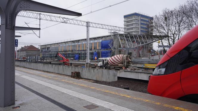 Postępują prace nad konstrukcją budynku Dworca Głównego w Olsztynie. Perony niemal na ukończeniu [ZDJĘCIA]