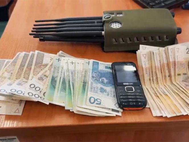 Starnowali bramę samochodem pancernym, obok lądował śmigłowiec z antyterrorystami. Spektakularna akcja policji na Mazowszu