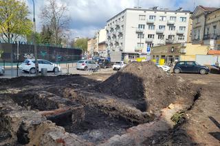 Kraków. Park im. Wisławy Szymborskiej przy ul. Karmelickiej nabiera kształtów