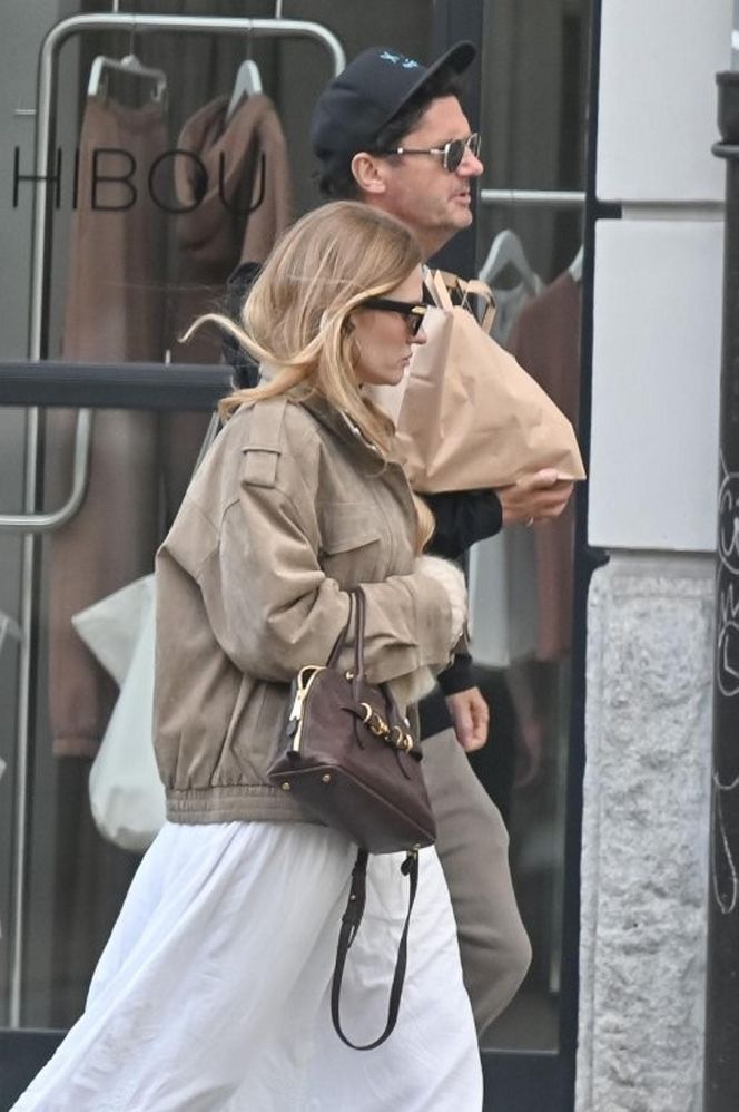 Kuba Wojewódzki z partnerką  na premierze "Hamleta"