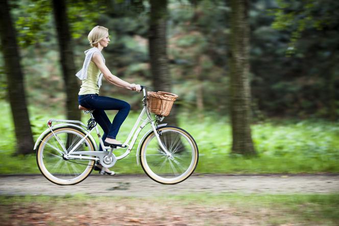 Rower a ból kręgosłupa. Jak jeździć na rowerze, by uniknąć bólu pleców?