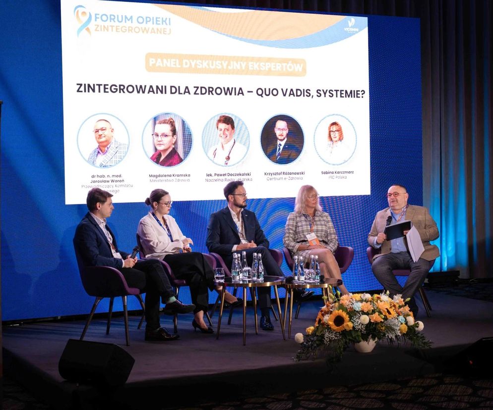 Panel dyskusyjny z udziałem dr. hab. n. med. Jarosława Woronia, Magdaleny Kramskiej, lek. Pawła Doczekalskiego, Krzysztofa Różanowskiego i Sabiny Karczmarz podczas I Forum Opieki Zintegrowanej. Eksperci rozmawiają o przyszłości systemu opieki zdrowotnej w Polsce, co jest istotne dla czytelników Poradnik Zdrowie.