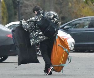 Jan Kliment z żoną i synem wyjeżdżają ze ślubu Kasi Cichepek-Kurzajewskiej