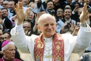 WOJNA w polskim Kościele. Księża skaczą sobie do gardeł. Wszystko przez Jana Pawła II