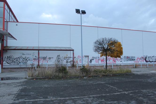 Dawny supermarket Auchan w Dąbrowie Górniczej już nie będzie straszył