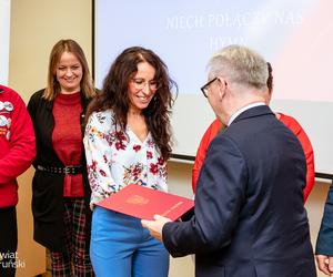 „Niech połączy nas hymn” - piękna, kolorowa premiera w siedzibie Starostwa Powiatowego