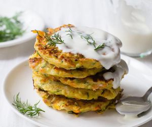 Do placków z cukinii dodaję to warzywo i włoski ser. Są lekkie jak chmurka i idealne na diecie 