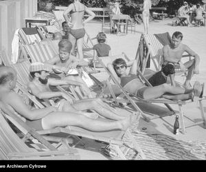 QUIZ PRL. Seksbomby znad Bałtyku. W czym opalały się nasze matki i babki? 15 pytań o plażowanie w stylu PRL