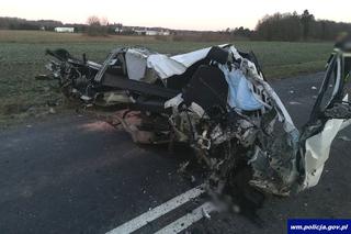 Warmińsko-mazurskie: Młody kierowca ZGINĄŁ w wypadku! Rozstrzaskał BMW o drzewo! [ZDJĘCIA]