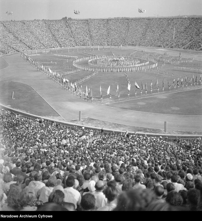 Stadion X-lecia. Uroczyste otwarcie II Międzynarodowych Igrzysk Sportowych Młodzieży w 1955 r.