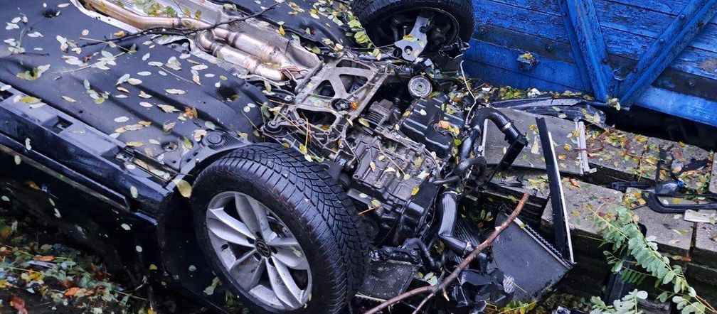 Wypadek w Tarnowskich Górach. Nietrzeźwy 18-latek wyleciał z drogi i uderzył w wagon pociągu. Jedna osoba w szpitalu